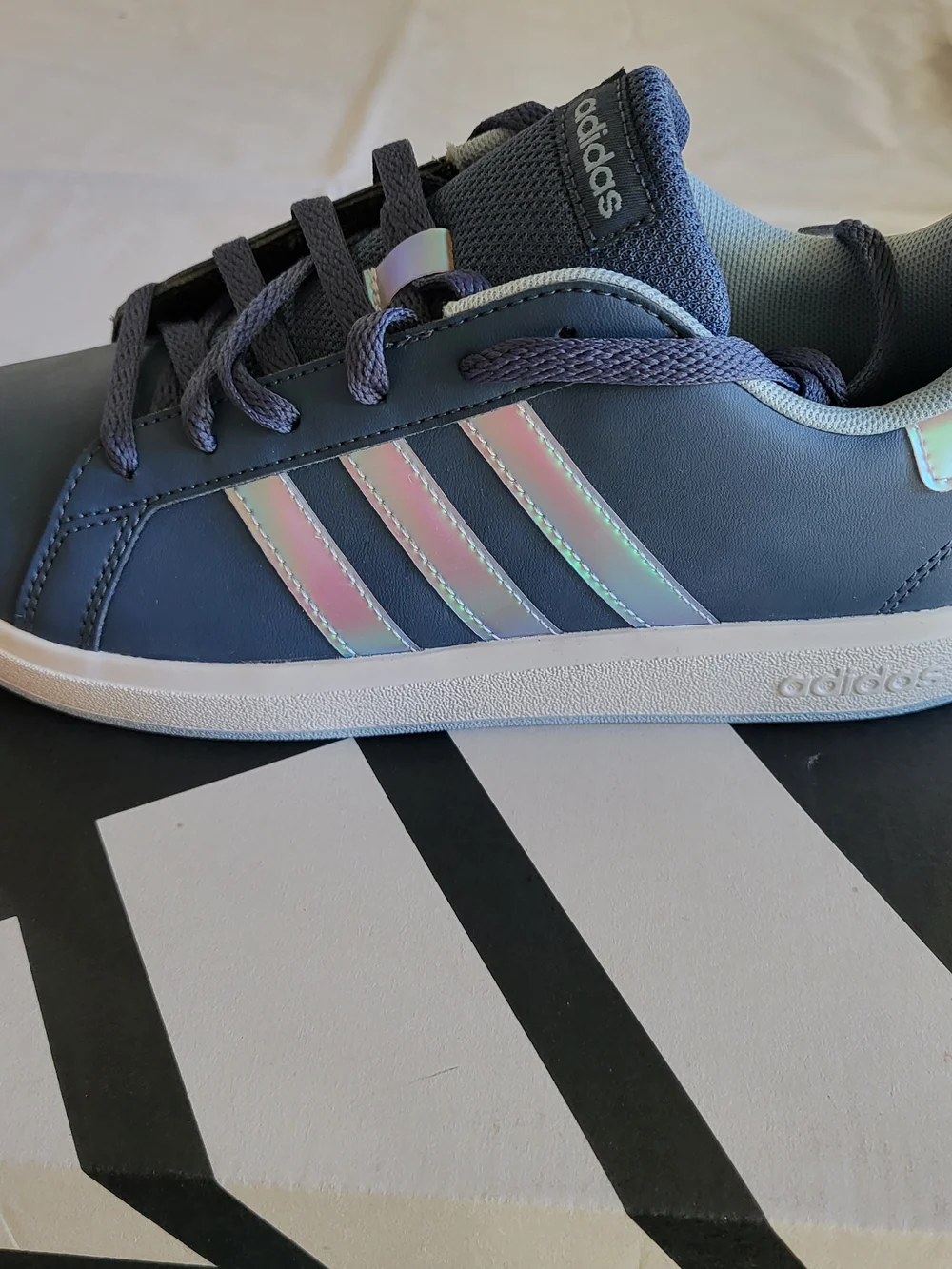 *NEW* Adidas Grand Court 2.0 K – Blue Iridescent Stripes Kids 5 Women's 6 w/Box